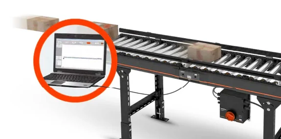 Esteira de roletes motorizados ligada a um notebook para configurar as zonas da linha