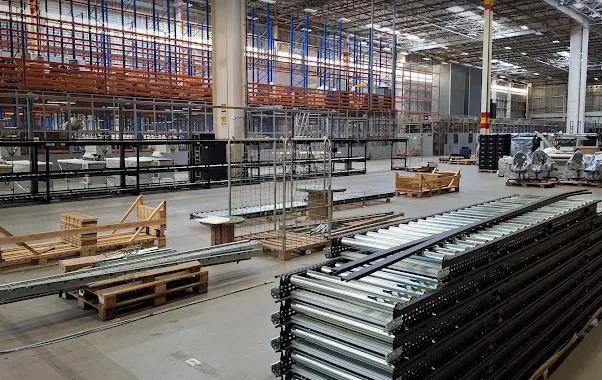 Montagem de transportadores de roletes dentro de um centro de distribuição